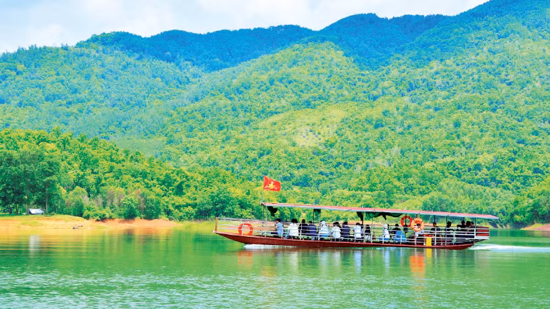Hồ Cấm Sơn thu hút nhiều khách du lịch đến tham quan.