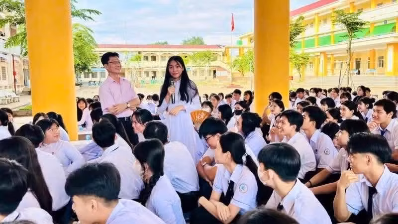 Buổi truyền thông “Trường học không khói thuốc lá” cho học sinh trung học cơ sở và trung học phổ thông.