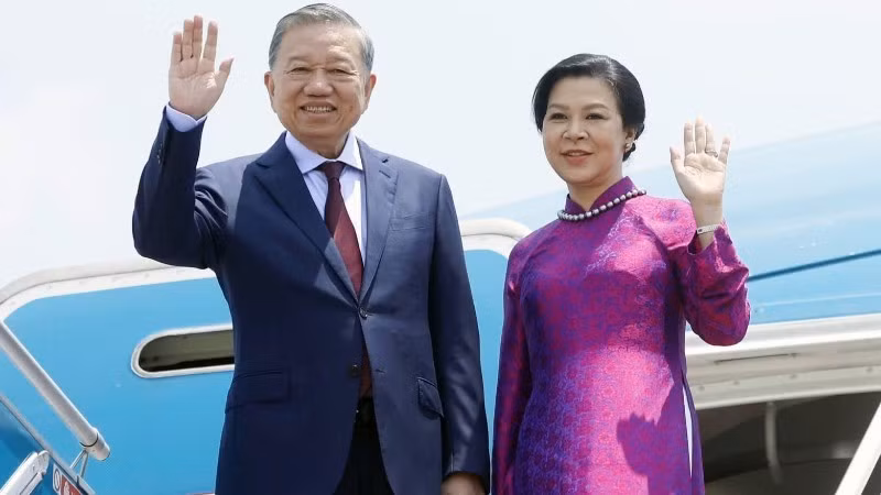 Ngày 27/5/2026, Tổng Bí thư, Chủ tịch nước Tô Lâm và Phu nhân cùng Đoàn đại biểu cấp cao Việt Nam rời Thủ đô Hà Nội, lên đường thăm chính thức Thái Lan, thăm cấp Nhà nước tới Singapore và Philippines. (Ảnh: TTXVN)