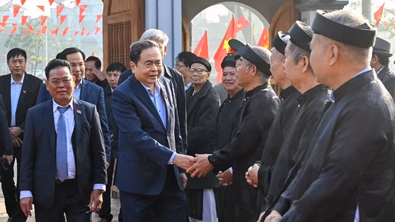 Chủ tịch Quốc hội Trần Thanh Mẫn đến dâng hương, tưởng nhớ Trưởng Ban Thường trực Quốc hội Bùi Bằng Đoàn. (Ảnh: DUY LINH)