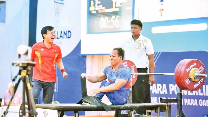Niềm vui của lực sĩ Lê Văn Công khi đoạt Huy chương vàng hạng 49kg nam.