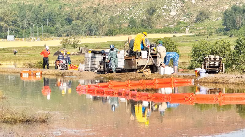 Lực lượng chức năng triển khai phao quây khoanh vùng ô nhiễm tại xã Vạn Tường, Khu kinh tế Dung Quất.
