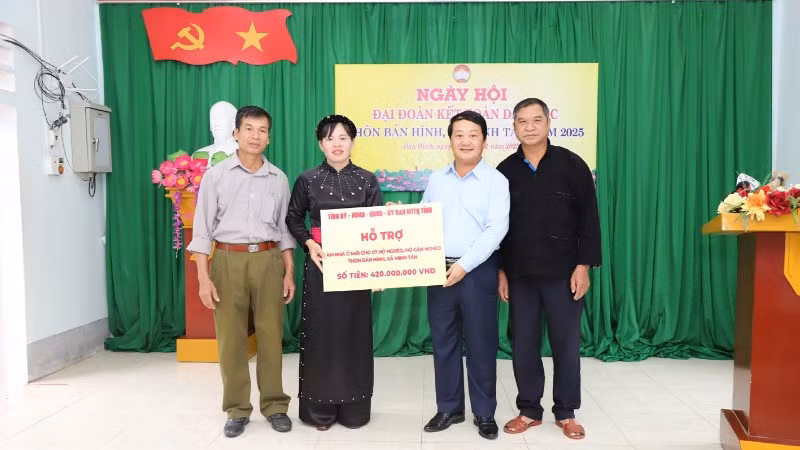 Bí thư Tỉnh ủy Tuyên Quang Hầu A Lềnh trao tiền hỗ trợ làm nhà mới cho 7 hộ nghèo thôn Bản Hình.