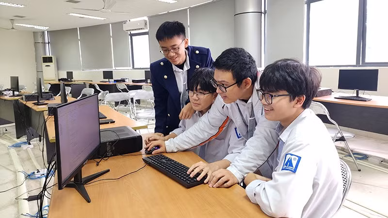Giờ học trên nền tảng công nghệ số của học sinh Trường THPT chuyên Hà Nội-Amsterdam (Hà Nội). 