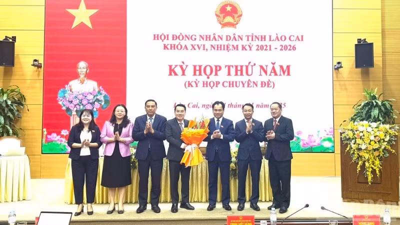 Lãnh đạo tỉnh Lào Cai tặng hoa chúc mừng Chủ tịch Ủy ban nhân dân tỉnh Nguyễn Tuấn Anh. (Ảnh: THANH SƠN)