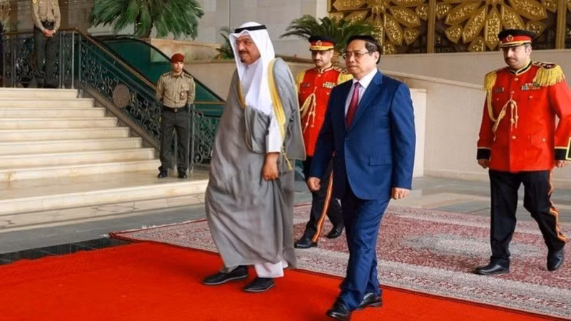 Thủ tướng Nhà nước Kuwait Sheikh Ahmad Abdullah Al-Ahmad Al Sabah chủ trì lễ đón Thủ tướng Phạm Minh Chính. (Ảnh: TTXVN)