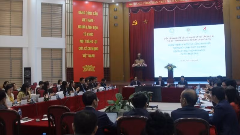 Các nhà khoa học trong phiên thảo luận tại Diễn đàn quốc tế về chủ nghĩa xã hội lần thứ XII.