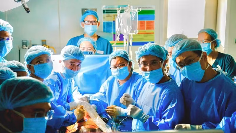 Các y, bác sĩ trong ca can thiệp tim bào thai cho sản phụ người Singapore.