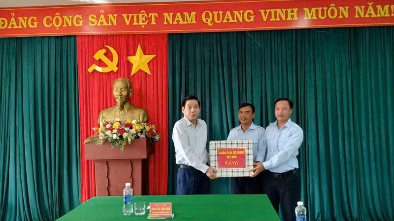 Thượng tướng Nguyễn Văn Gấu tặng quà Đội 584, Phòng Chính trị, Bộ Chỉ huy quân sự tỉnh Quảng Trị (đóng quân tại huyện Phalansay, tỉnh Savannakhet).