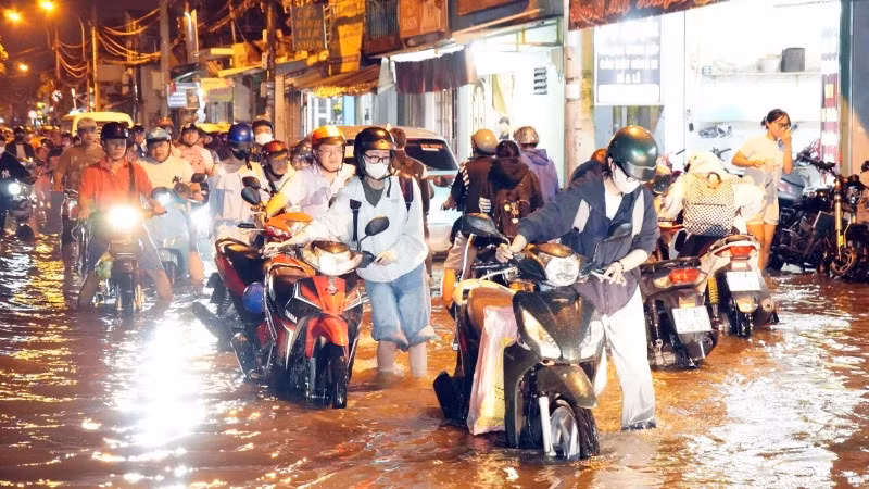 Xe gắn máy phải dắt bộ trên đường Bình Quới, phường Bình Quới, Thành phố Hồ Chí Minh. (Ảnh: TTXVN)