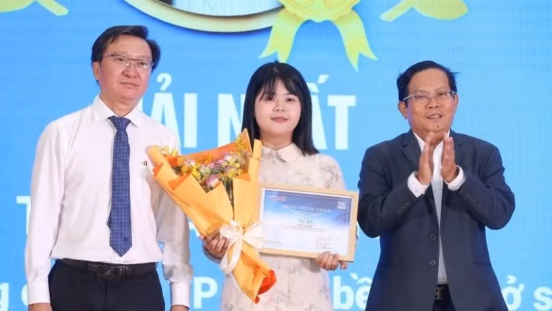 Tác giả Hoàng Nguyễn Vân Nhi (giữa) đoạt giải Nhất cuộc thi viết "Người thầy kính yêu" với tác phẩm “Những cô giáo Thành phố Hồ Chí Minh bền bỉ chở sách lên non”