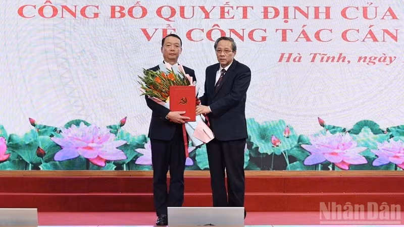 Đồng chí Hoàng Đăng Quang trao quyết định, tặng hoa chúc mừng đồng chí Phan Thiên Định.