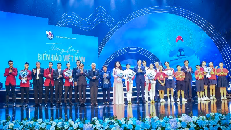 Các đại biểu và nghệ sĩ tại chương trình nghệ thuật “Thiêng liêng biển đảo Việt Nam”. (Ảnh SƠN HẢI)