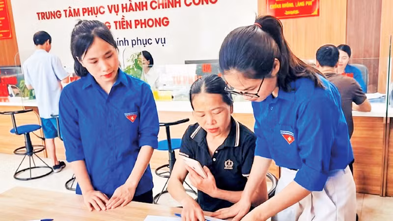 Đoàn viên, thanh niên phường Tiền Phong, tỉnh Bắc Ninh hướng dẫn người dân sử dụng dịch vụ công trực tuyến. (Ảnh: KHÁNH NGÂN)