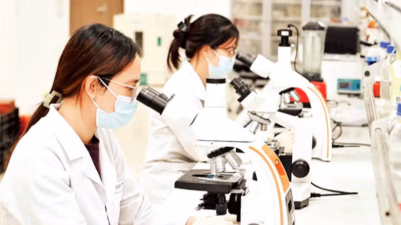 Nghiên cứu các chủng vi sinh có hoạt tính sinh học cao phục vụ sản xuất nông nghiệp trong phòng thí nghiệm của Tập đoàn Sinh học AQ. (Ảnh: THẾ ĐẠI)