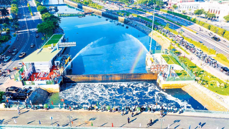 Công trình ngăn triều chống ngập sau nhiều vướng mắc đã được Thành phố Hồ Chí Minh giải quyết để thi công trở lại, dự kiến hoàn thành vào cuối năm 2026.