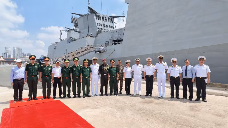 Chụp ảnh lưu niệm tại Lễ đón Biên đội tàu INS Udaygiri và INS Kavaratti thăm Thành phố Hồ Chí Minh. (Ảnh: QUANG TIẾN)