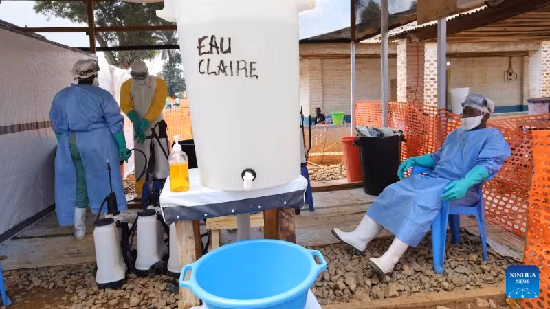 Nhân viên y tế tại một trung tâm điều trị Ebola ở Mongbwalu, tỉnh Ituri, Cộng hòa Dân chủ Congo, ngày 20/6/2026. (Ảnh: Tân Hoa xã)