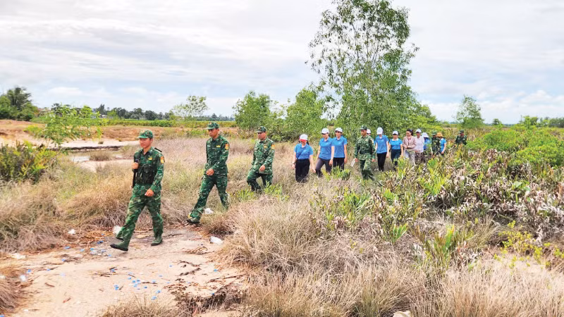 Đồn Biên phòng Phú Mỹ và Hội Liên hiệp Phụ nữ xã Giang Thành tỉnh An Giang phối hợp tuần tra, tuyên truyền bảo vệ đường biên, cột mốc.