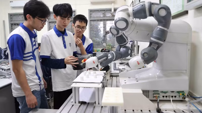 Hoạt động nghiên cứu, thí nghiệm thực hành của sinh viên Trường đại học Việt Nhật. (Ảnh: DIỆP NGỌC)