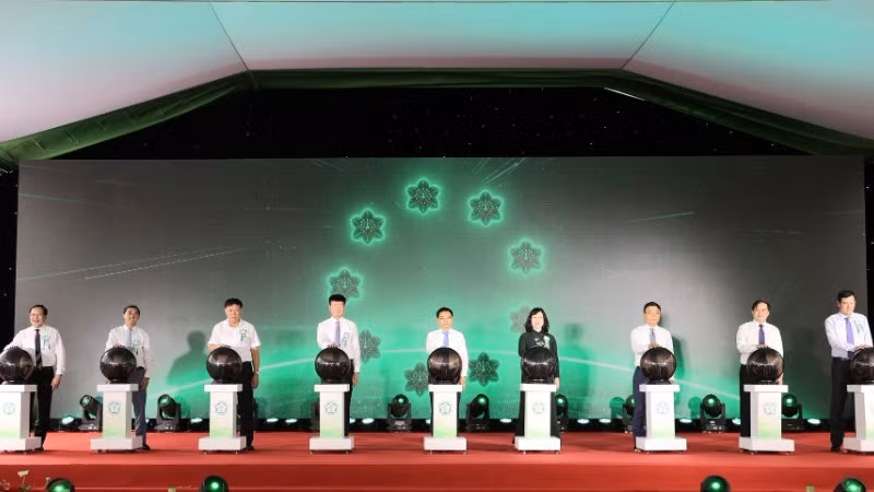 Các đại biểu bấm nút khai trương hoạt động Bệnh viện Bạch Mai cơ sở Ninh Bình