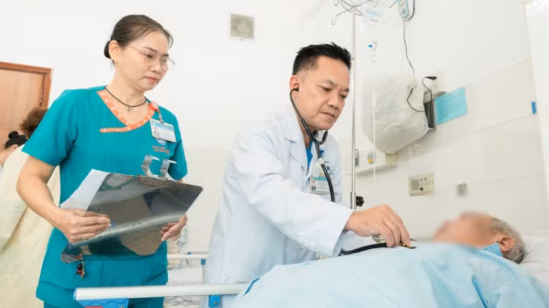 Bác sĩ Bệnh viện Thống Nhất thăm khám cho bệnh nhân. 