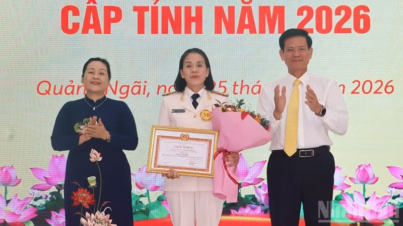 Trao giải Nhất cho báo cáo viên Nguyễn Thị Kim Phượng (đơn vị Đảng ủy Công an tỉnh Quảng Ngãi).