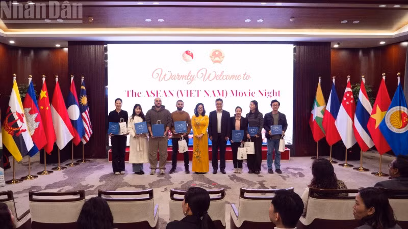 Đại sứ quán Việt Nam tại Trung Quốc và Trung tâm Trung Quốc-ASEAN tặng quà khán giả.