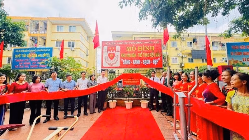 Cán bộ và nhân dân phường Phúc Lợi tại lễ khánh thành công trình khu văn hóa-thể thao kiểu mẫu tại tổ dân phố số 22.