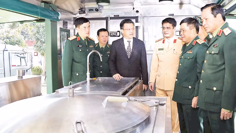 Thủ trưởng Tổng cục Hậu cần-Kỹ thuật và các đại biểu tham quan xe bếp tự hành tại Hội nghị sơ kết Phong trào thi đua “Ngành hậu cần Quân đội làm theo lời Bác Hồ dạy” giai đoạn 2020-2025. (Ảnh: QUỲNH HƯƠNG)