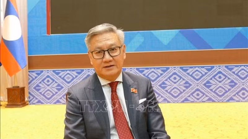 Bộ trưởng Ngoại giao Lào Thongsavanh Phomvihane trả lời phỏng vấn phóng viên của Thông tấn xã Việt Nam tại Lào. (Ảnh: Xuân Tú/PV TTXVN tại Lào)