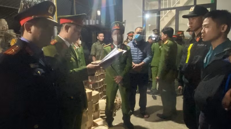 Cơ quan chức năng khởi tố, bắt giam Nguyễn Thế Lữ (bìa phải).