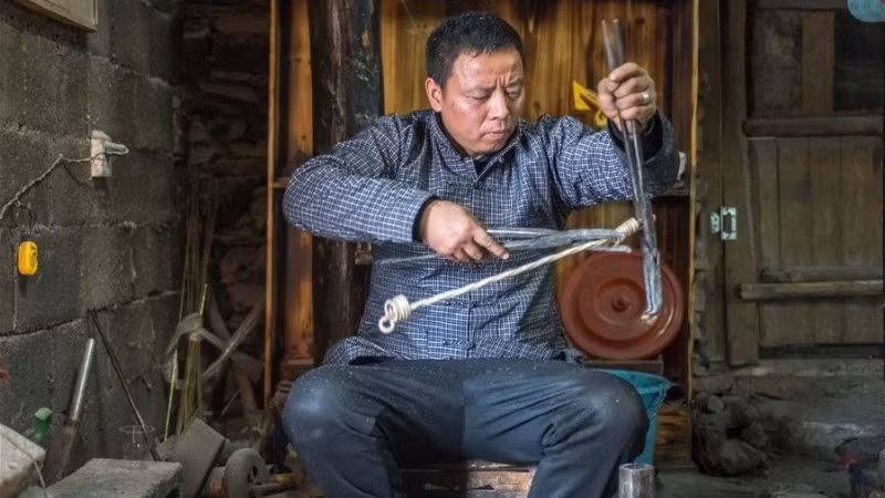 Nghệ nhân chế tác bạc tại tỉnh Hồ Nam, Trung Quốc. (Ảnh: Tân Hoa xã)
