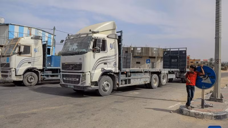 Xe tải chở hàng cứu trợ tại khu vực cửa khẩu Kerem Shalom giữa Israel và Dải Gaza, ngày 26/5/2024. (Ảnh: Tân Hoa xã)
