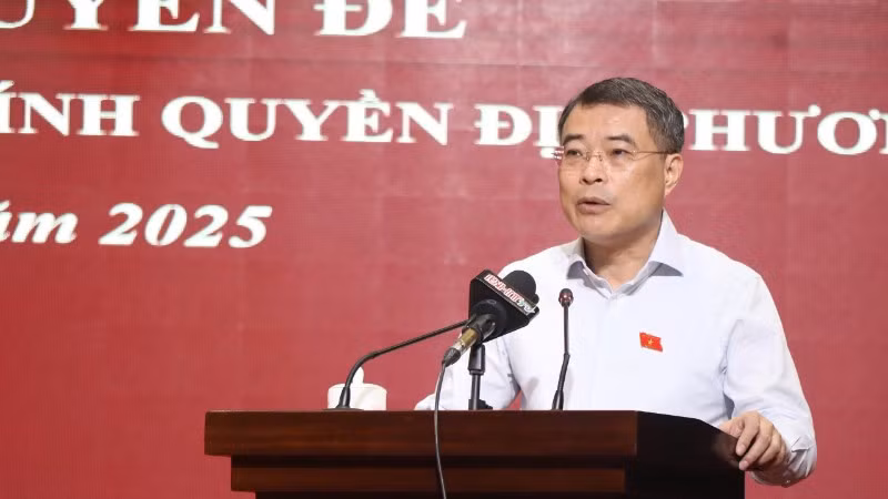 Đồng chí Lê Minh Hưng tiếp thu, làm rõ những vấn đề cử tri quan tâm.