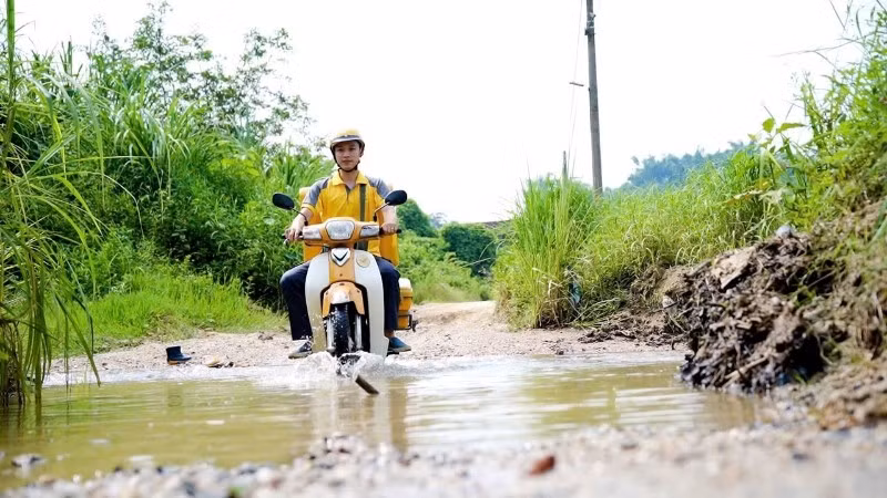 Nhân viên Bưu điện tỉnh Tuyên Quang vận chuyển bưu phẩm.
