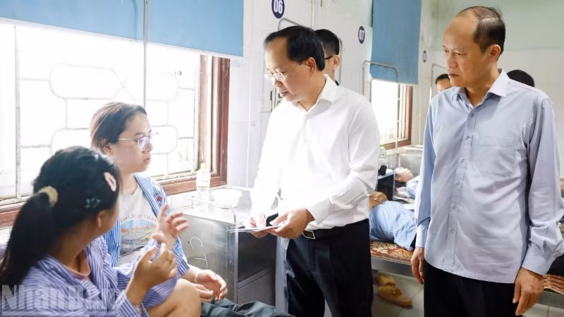 Đồng chí Nguyễn Duy Lâm, Bí thư Tỉnh ủy Hà Tĩnh đến thăm hỏi, động viên các nạn nhân.