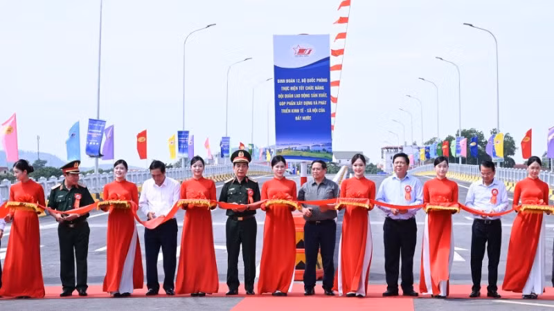 Thủ tướng Chính phủ Phạm Minh Chính cắt băng khánh thành cầu Phong Châu mới. (Ảnh: TRẦN HẢI) 