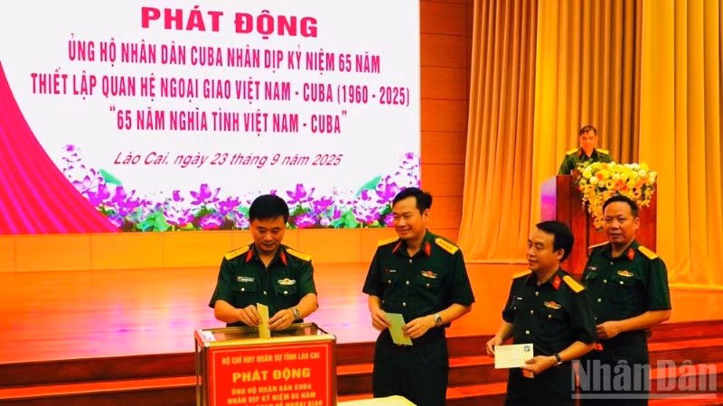 Thủ trưởng Bộ Chỉ huy Quân sự tỉnh Lào Cai tham gia ủng hộ. (Ảnh: THANH SƠN)