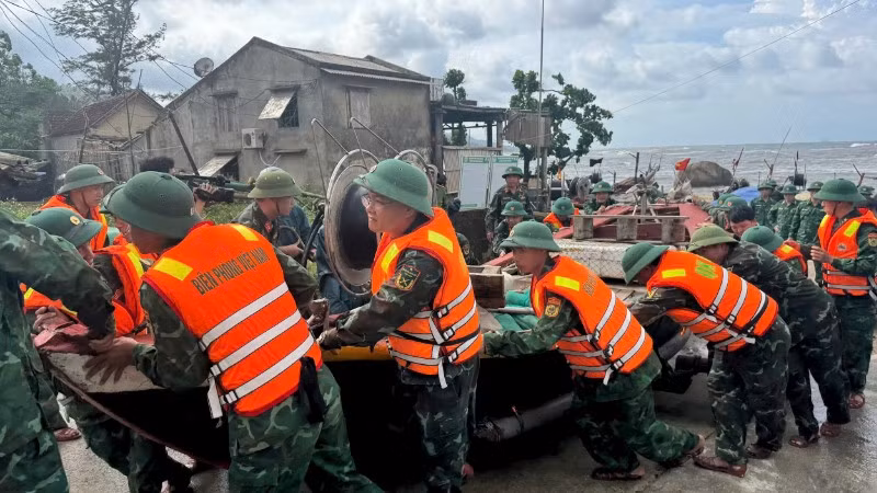 Lực lượng vũ trang tỉnh Hà Tĩnh hỗ trợ người dân di dời phương tiện, đến nơi trú tránh an toàn.