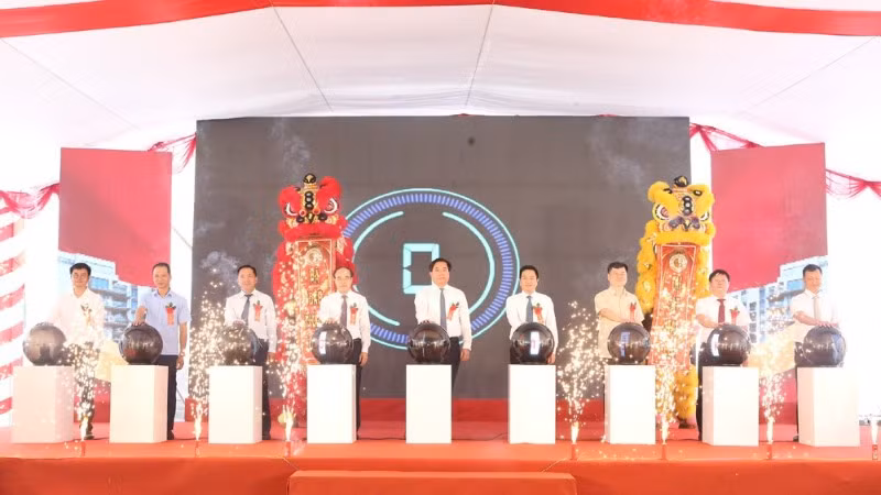 Chủ tịch Ủy ban nhân dân tỉnh Phú Thọ Trần Duy Đông và các đại biểu thực hiện nghi thức bấm nút khởi công Dự án nhà ở xã hội cao tầng NO3.