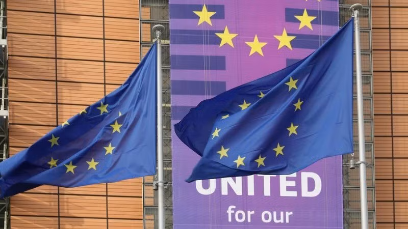 Cờ của Liên minh châu Âu tung bay bên ngoài tòa nhà Berlaymont, trụ sở Ủy ban châu Âu, tại Brussels, Bỉ. (Ảnh: Tân Hoa xã)