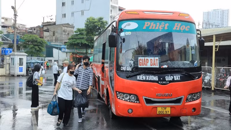 Hành khách tại bến Giáp Bát (Hà Nội).