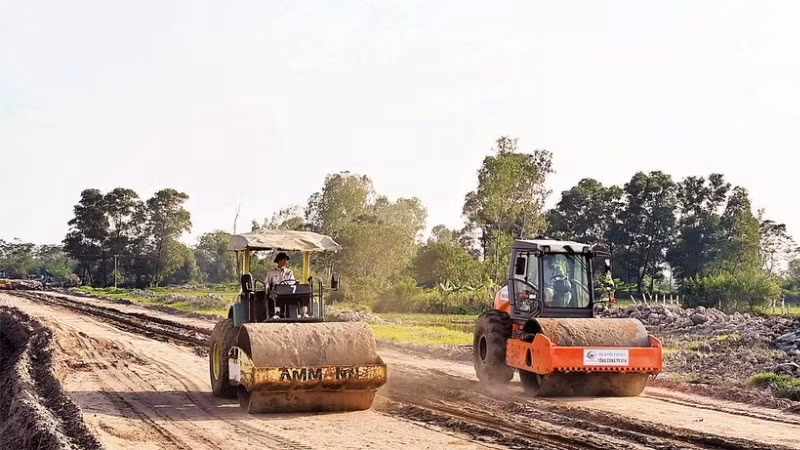 Thi công Dự án đường vành đai 4-Vùng Thủ đô đoạn qua địa bàn quận Hà Đông, Hà Nội. (Ảnh: ĐĂNG ANH)