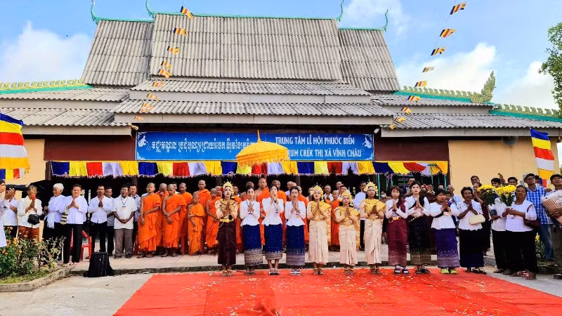 Nghi thức chào Phật kỳ tại Lễ hội Phước Biển.