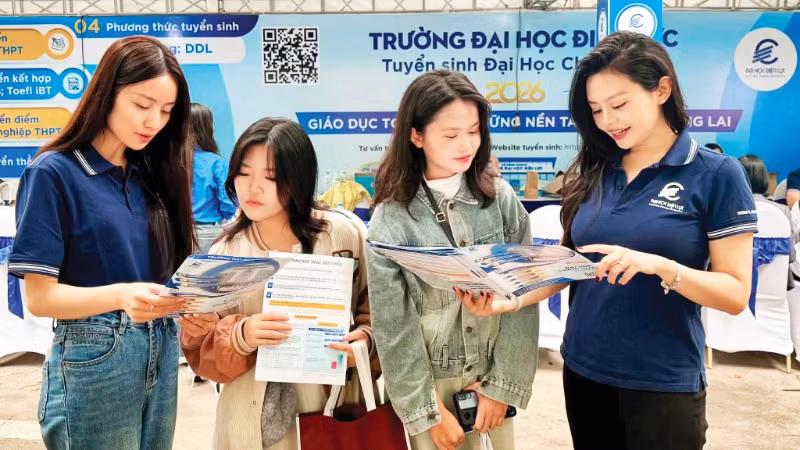 Học sinh tìm hiểu thông tin tại Ngày hội tư vấn tuyển sinh-hướng nghiệp.