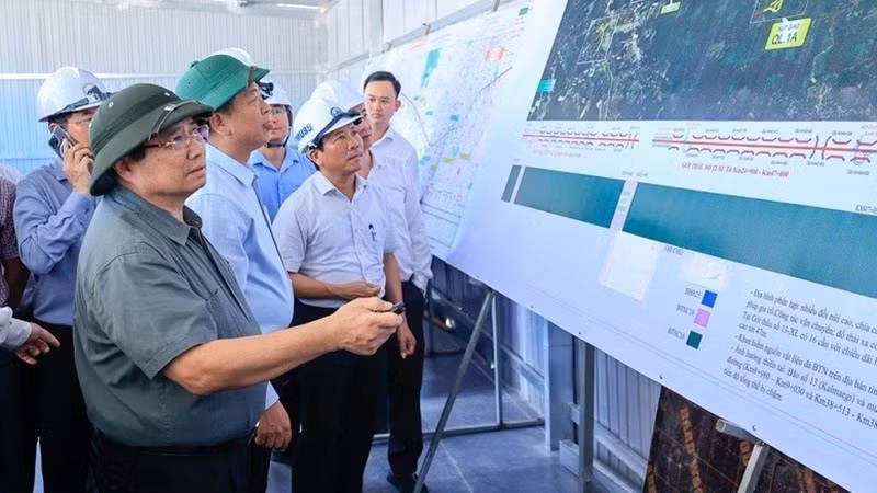 Thủ tướng Chính phủ Phạm Minh Chính cho ý kiến chỉ đạo về đoạn cao tốc Chí Thạnh-Vân Phong trên địa bàn tỉnh Đắk Lắk. (Ảnh: Nhật Bắc/VGP)