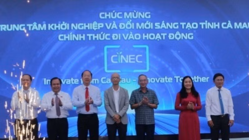 Đồng chí Bí thư Tỉnh ủy Cà Mau Nguyễn Hồ Hải (thứ ba, từ trái sang) và các đồng chí lãnh đạo tỉnh trong lễ khai trương Trung tâm Khởi nghiệp đổi mới sáng tạo của tỉnh tại phường Bạc Liêu. 
