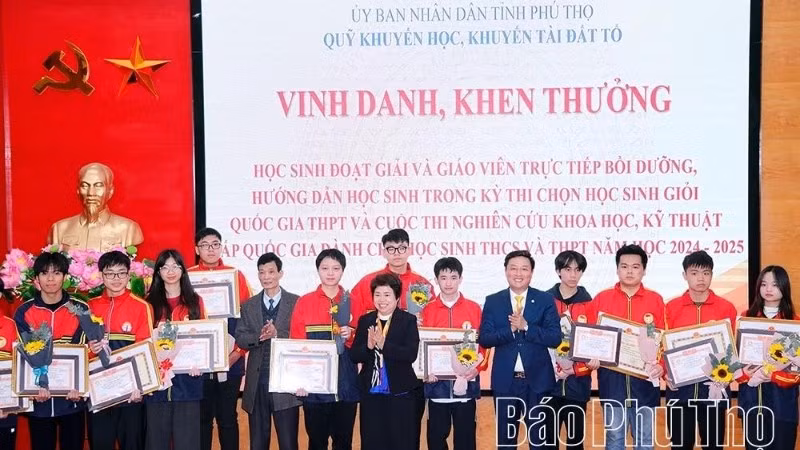 Khen thưởng các học sinh đạt thành tích cao trong các kỳ thi quốc gia. (Ảnh: Lê Minh, Báo và Phát thanh truyền hình Phú Thọ).