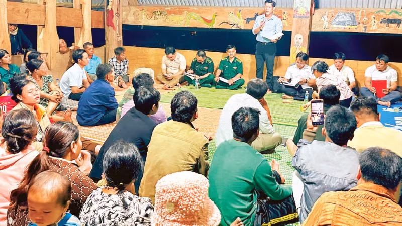 Xã Hùng Sơn, thành phố Đà Nẵng tuyên truyền cho nhân dân về cuộc bầu cử tại cuộc họp dân ở từng thôn, bản.
